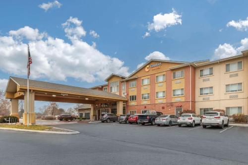 un hôtel avec des voitures garées dans un parking dans l'établissement Comfort Suites Boise West Meridian, à Meridian