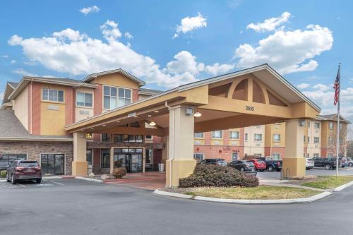 un bâtiment d'hôtel avec un parking en face de celui-ci dans l'établissement Comfort Suites Boise West Meridian, à Meridian