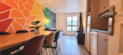 una sala da pranzo con tavolo e sedie di Rainbow Duplex N°1 Disney a Serris