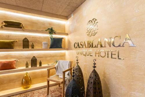 uma loja com uma placa que lê casablanca hotel único em Casablanca Unique Hotel em Monte Gordo