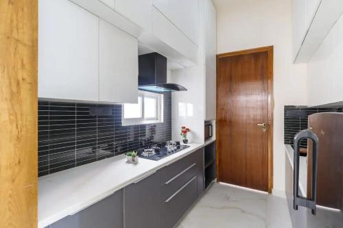 Virtuvė arba virtuvėlė apgyvendinimo įstaigoje 2 Bedroom Apartment near Vijayanagar, Bangalore