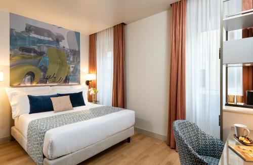 um quarto de hotel com uma cama e uma cadeira em Leonardo Boutique Hotel Rome Termini em Roma