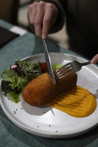 Makanan di atau berdekatan hotel