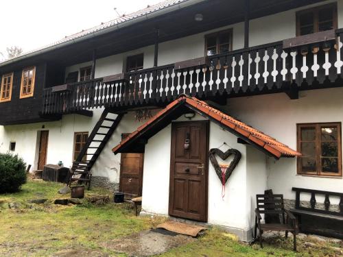 een huis met een houten deur met een hart erop bij Chaloupka u Jiřího in Nová Pec