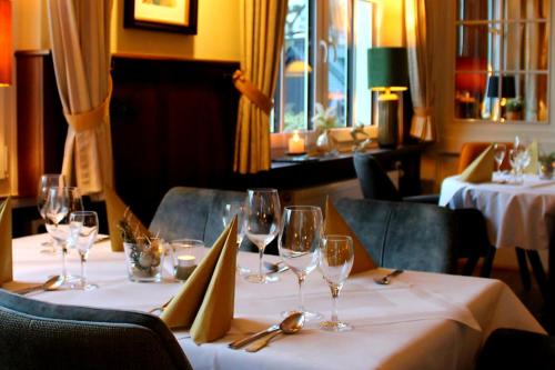 un tavolo in un ristorante con bicchieri di vino sopra di Landhaus Silberberg a Winterberg