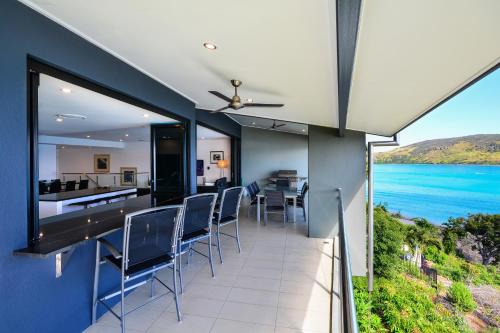 eine offene Küche und ein Esszimmer mit Meerblick in der Unterkunft Edge 11 & Free Buggy - Hamilton Island in Hamilton Island