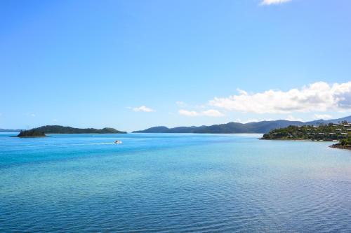 Blick auf einen großen Wasserkörper in der Unterkunft Edge 11 & Free Buggy - Hamilton Island in Hamilton Island