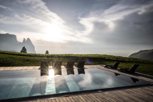 einen Pool mit Bergblick in der Unterkunft Hotel Santner Alpine Sport & Relax in Alpe di Siusi