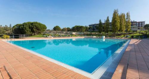 uma grande piscina com água azul em Apartment Belleview em Lagos