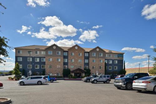 um parque de estacionamento com carros estacionados em frente a um edifício em Staybridge Suites Las Cruces, an IHG Hotel em Las Cruces