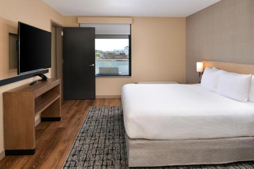 um quarto de hotel com uma cama e uma televisão em Hyatt Place Chicago Wicker Park em Chicago