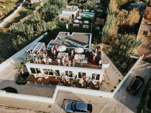 een uitzicht op een gebouw met mensen erop bij We Surf House in Figueira da Foz