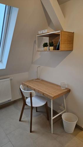 une table et une chaise dans une pièce dans l'établissement Ferienwohnung AS 5 One & Two Bamberg - Parkplatz, Balkon, à Hallstadt