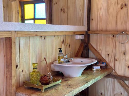 bagno con lavandino e specchio di BRASILEIRÍSSIMO POUSADA a Punta Del Diablo