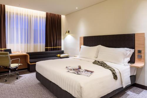 una camera d'albergo con letto e scrivania di Camlux Hotel a Hong Kong