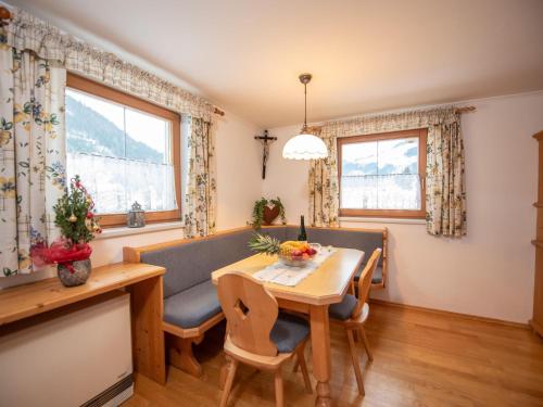 uma sala de estar com mesa e cadeiras e uma sala de jantar em apartment Johann in Wald im Pinzgau with balcony em Wald im Pinzgau