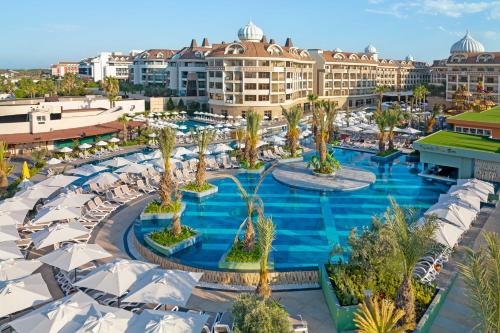 uma vista aérea de um resort com uma piscina em Kirman Belazur Resort & Spa em Belek