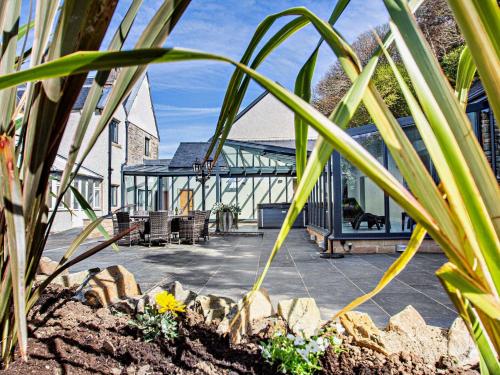 A balcony or terrace at 9 Bed in Porthmadog 90740