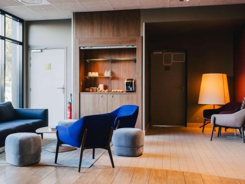 A seating area at Ibis Rouen Centre Rive Gauche Mermoz