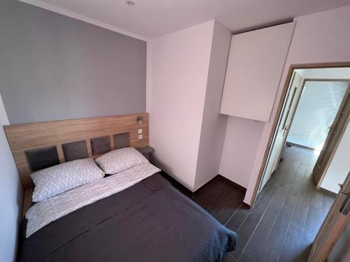 - une chambre avec un lit et un miroir dans l'établissement Sarbi Mare, à Sarbinowo