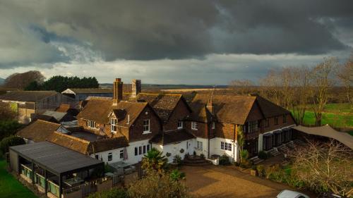 een luchtzicht op een groot huis met daken bij Tottington Manor Hotel in Henfield