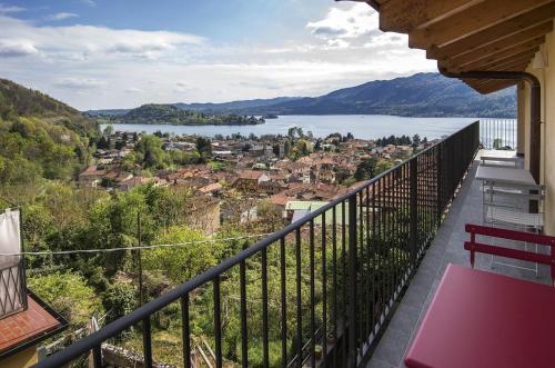 balcone con vista su una città e su un lago di B&B Il Barsot a Pettenasco