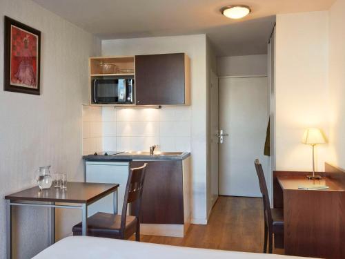 Cuina o zona de cuina de Aparthotel Adagio Access Paris Saint-Denis Pleyel