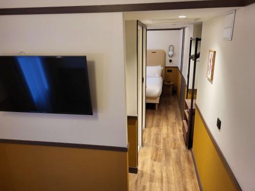 Televiisor ja/või meelelahutuskeskus majutusasutuses Best Western Plus Au Grand Saint Jean