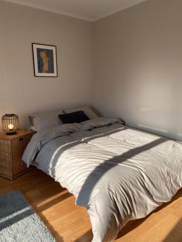 um quarto com uma cama grande num quarto em Joli Studio Lumineux em Suresnes