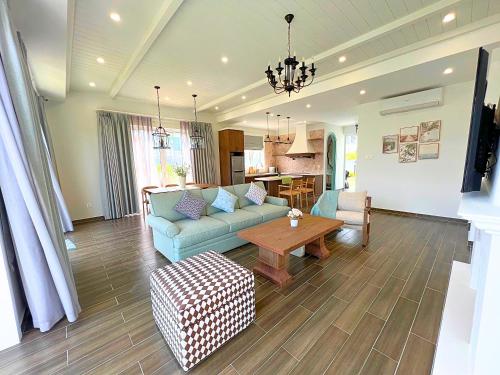 Гостиная зона в Seamoni Seaview Villa 01 - Novaworld Phan Thiết