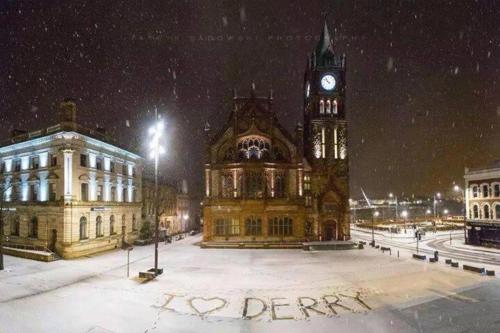 Helens House Derry City Centre Remarkable 3-Bed冬天相片