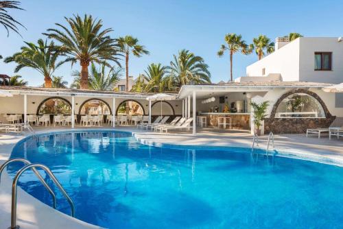 Piscina de la sau aproape de Alua Suites Fuerteventura - All Inclusive