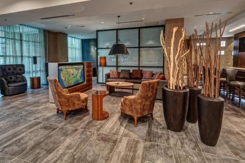 eine Lobby mit Stühlen und ein Wohnzimmer in der Unterkunft Courtyard by Marriott Dulles Airport Herndon in Herndon