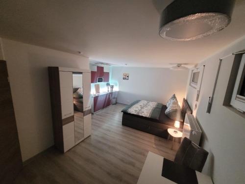 ドレスデンにあるFerienwohnung oder Studio Dresden-Neustadt inkl Parkplatz mit Balkon oder Terrasseの小さなリビングルーム(ベッド1台付)、