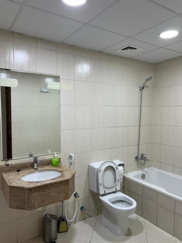 Ft 30f R2 SeaView Room at Beach with separate bath tesisinde bir banyo