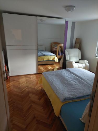 1 dormitorio con 1 cama, 1 sofá y 1 silla en Z A M A K, en Niška Banja