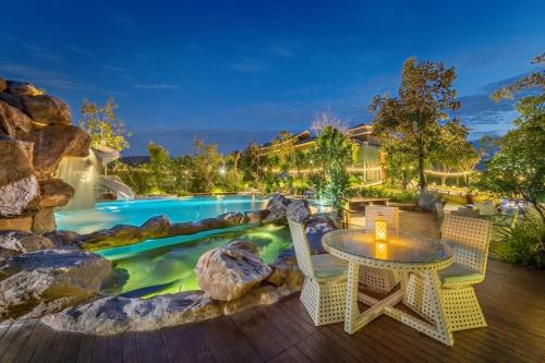 Phukalini Luxury Pool Villa & Onsen-SHA Plus Certified 내부 또는 인근 수영장