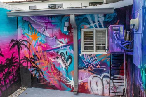 Billede fra billedgalleriet på Cozy & Colorful Miami Art Canvas w/HotTub & Murals i Miami