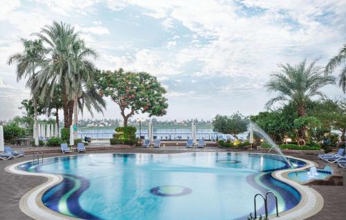 basen z palmami i fontanną w obiekcie Steigenberger Nile Palace Luxor - Convention Center w mieście Luksor