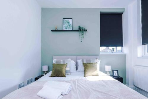 Tempat tidur dalam kamar di Spacious One-Bedroom Apartment in Saint Helens