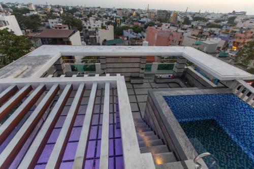 una piscina en la azotea de un edificio en NMS GRAND VIEW TOWER, en Pondicherry