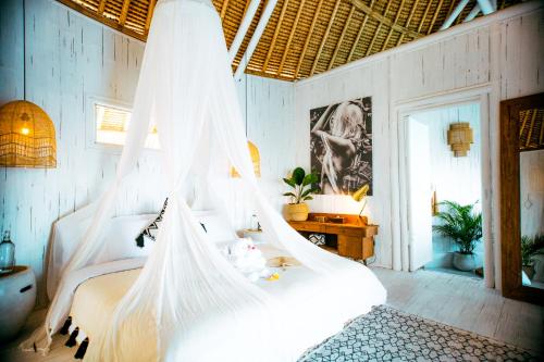 Cama ou camas em um quarto em Tropical Glamping Nusa Penida Diamond Beach - Cliff Side Edge