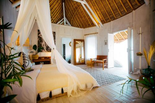 Cama ou camas em um quarto em Tropical Glamping Nusa Penida Diamond Beach - Cliff Side Edge