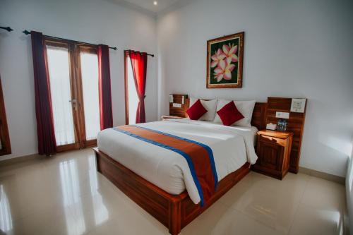 um quarto com uma cama grande num quarto em The Dagan Bungalow em Nusa Penida