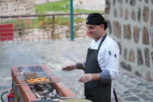 フジャイラにあるDibba Mountain Park Resortの男が焼き物を作っている