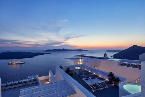 - une vue sur l'océan au coucher du soleil depuis un bâtiment dans l'établissement Limestone, à Fira