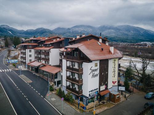 einen Blick über eine Stadt mit Gebäuden und einer Straße in der Unterkunft MPM Hotel Sport Ski-in, Ski-out in Bansko