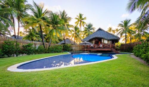 un resort con piscina e gazebo di NANNAI Muro Alto a Porto De Galinhas