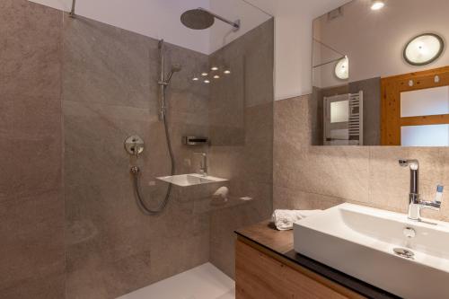 Un baño de Funtnatsch Apartment Schlern