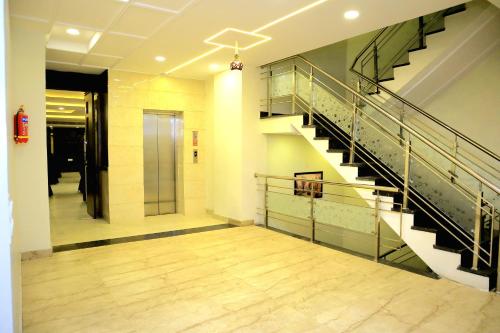 un pasillo con una escalera en un edificio en Pineberry Hotels - Near Golden Temple, en Amritsar